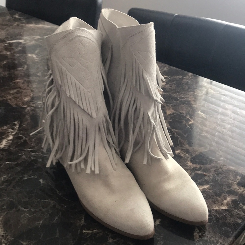 Fringe leather boots!! NWOT cream capezio size 7.5
